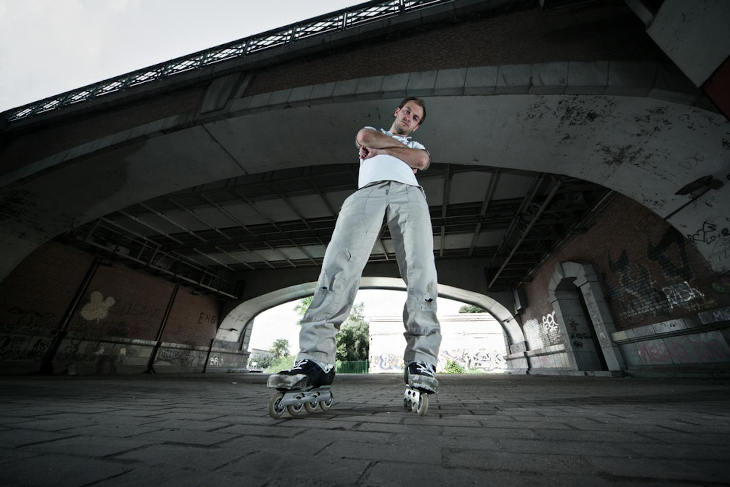 portraet af mand paa rullskoejter taget med ekstrem vidvinkel objektiv ultravidvinkel Här har ett ultravidvinkelobjektiv använts för att lyfta fram miljön som omger bildens huvudmotiv – mannen på rullskridskor